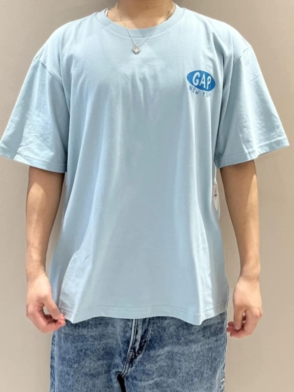 ブルー系のTシャツ/カットソー、ブルー系のデニムパンツを着用したメンズの春コーディネートの3枚目の写真