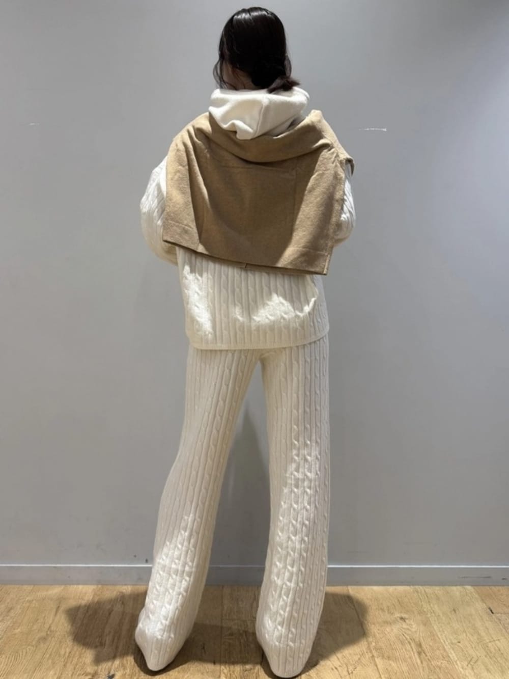 イエロー系のカーディガン/ボレロ、ホワイト系のニット/セーター、ホワイト系のその他パンツを着用したレディースの秋コーディネートの2枚目の写真