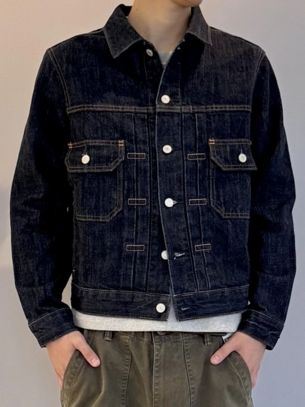 ブルー系のデニムジャケット、グリーン系のデニムパンツ、グレー系のTシャツ/カットソーを着用したメンズの秋コーディネートの3枚目の写真