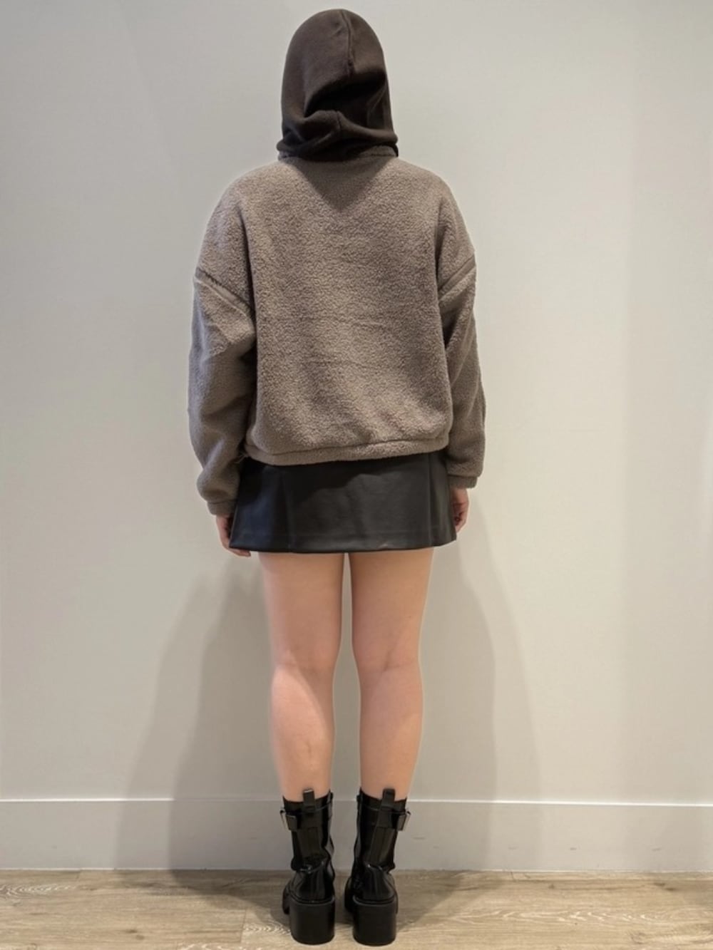 ブラウン系のスウェット、ブラウン系のスカート、ブラウン系のニットキャップ/ビーニーを着用したレディースの秋コーディネートの2枚目の写真