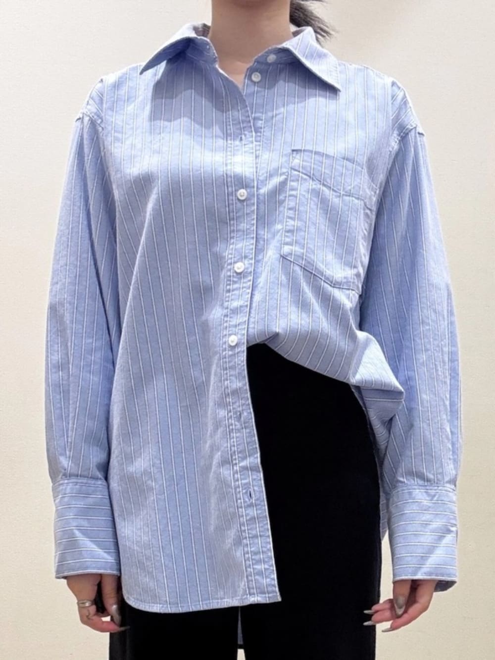 ブルー系のシャツ/ブラウス、ブラック系のその他パンツ、ブルー系のカーディガン/ボレロを着用したレディースの秋コーディネートの3枚目の写真