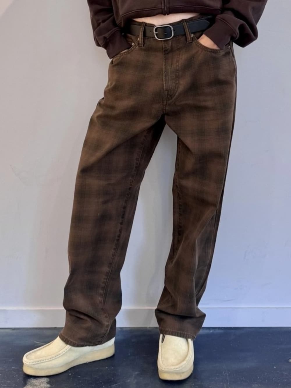 ブラウン系のデニムパンツ、ブラウン系のパーカー、ブラック系のベルトを着用したレディースの夏コーディネートの4枚目の写真