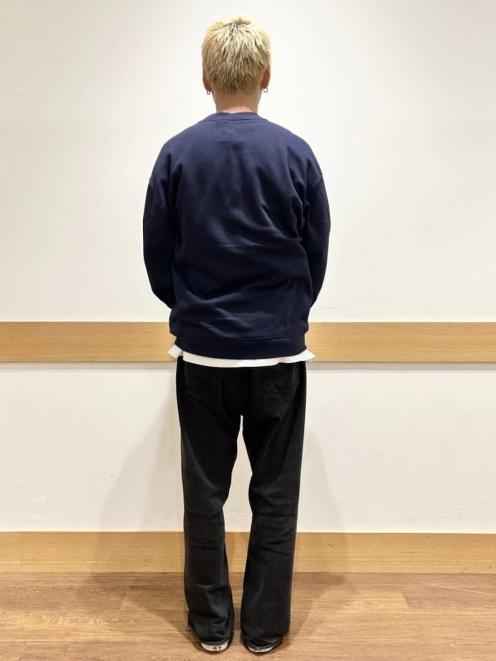 ホワイト系のTシャツ/カットソー、ブルー系のスウェット、ブラック系のデニムパンツを着用したメンズの秋コーディネートの2枚目の写真