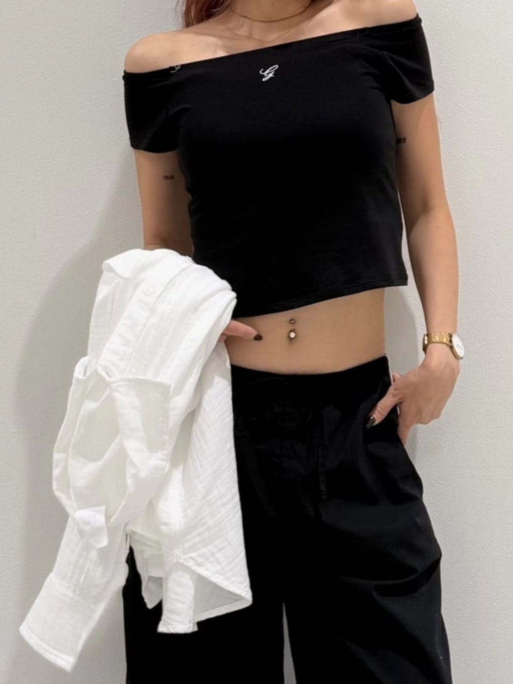 ブラック系のその他パンツ、ブラック系のTシャツ/カットソー、ホワイト系のシャツ/ブラウスを着用したレディースの夏コーディネートの2枚目の写真