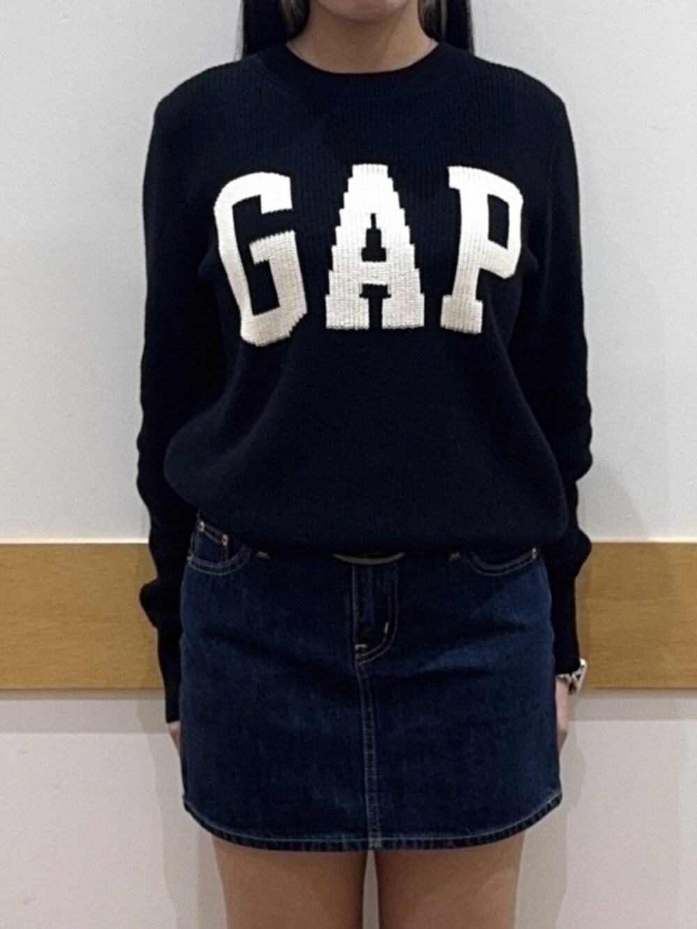 ブルー系のデニムスカート、ブラック系のニット/セーターを着用したレディースの夏コーディネートの3枚目の写真