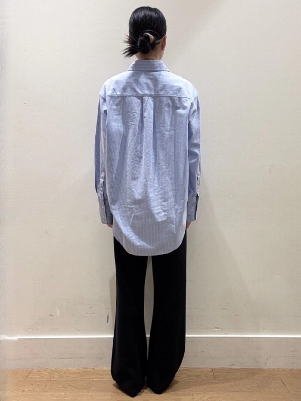 ブルー系のシャツ/ブラウス、ブラック系のその他パンツ、ブルー系のカーディガン/ボレロを着用したレディースの秋コーディネートの2枚目の写真