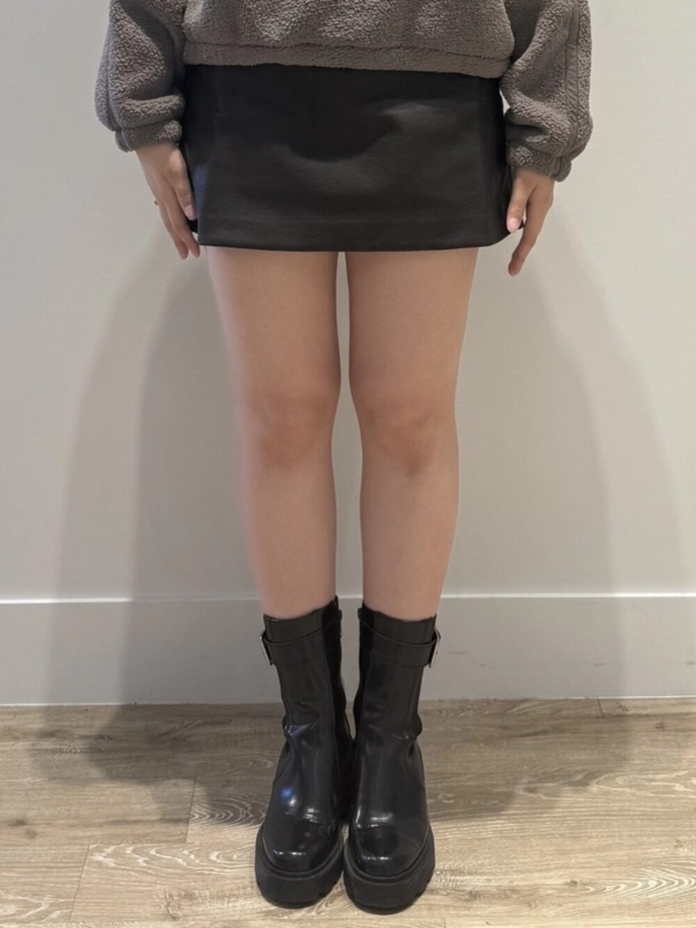 ブラウン系のスウェット、ブラウン系のスカート、ブラウン系のニットキャップ/ビーニーを着用したレディースの秋コーディネートの4枚目の写真