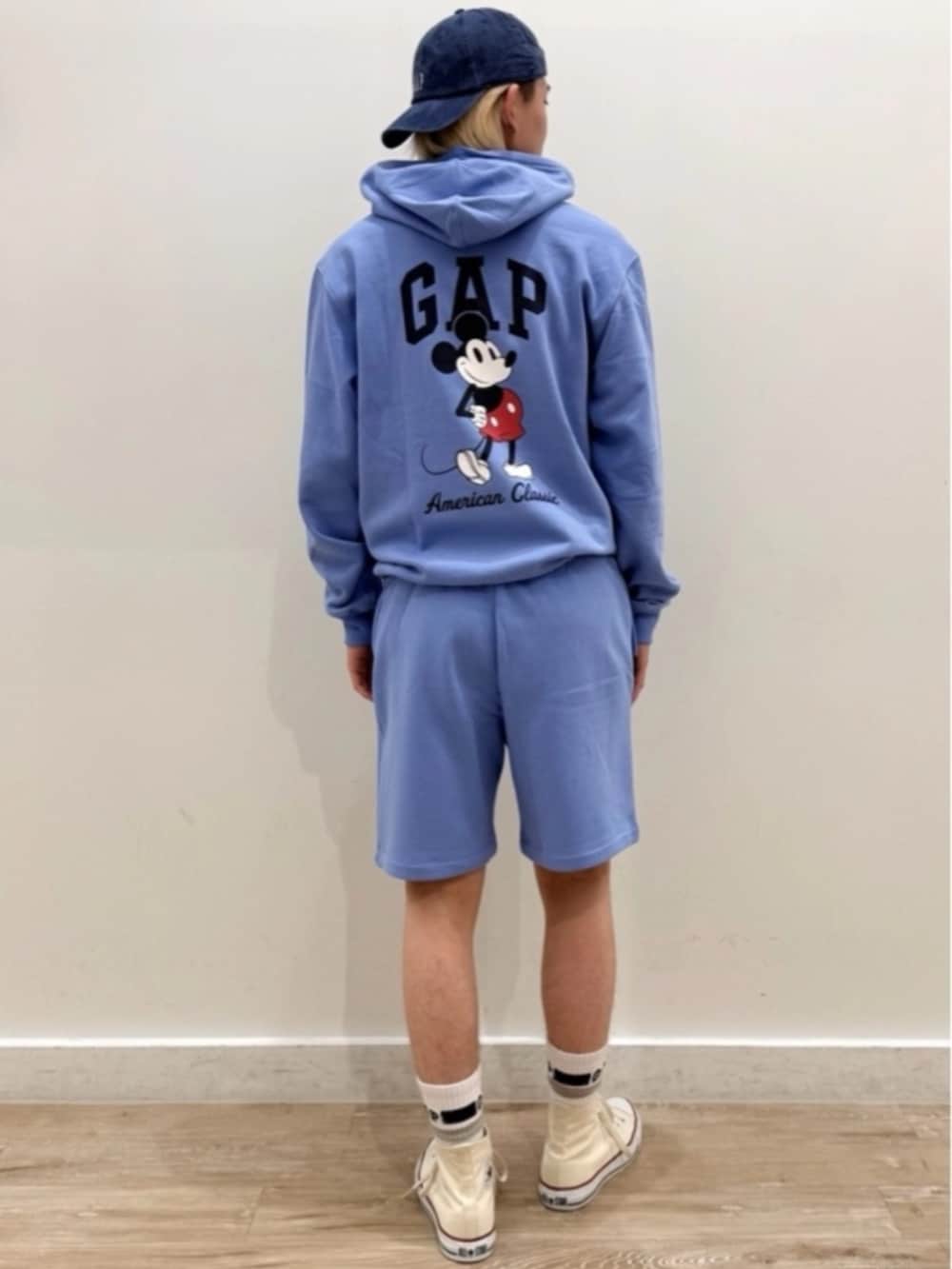 ブルー系のその他パンツ、ブルー系のパーカーを着用したメンズの春コーディネートの2枚目の写真