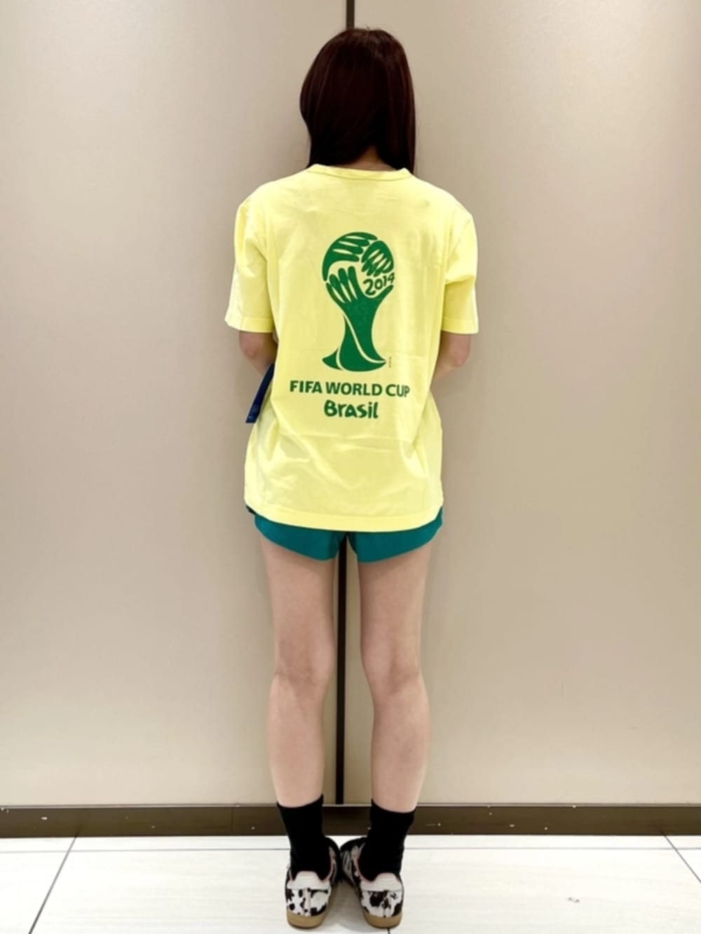 イエロー系のTシャツ/カットソー、グリーン系のその他パンツを着用したレディースの夏コーディネートの2枚目の写真