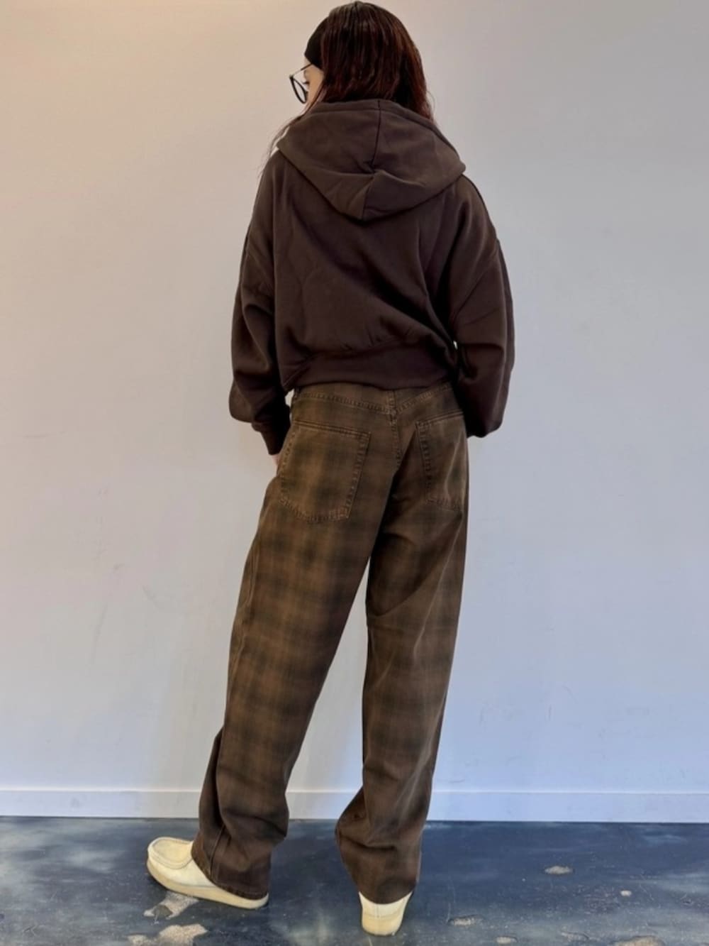 ブラウン系のデニムパンツ、ブラウン系のパーカー、ブラック系のベルトを着用したレディースの夏コーディネートの2枚目の写真