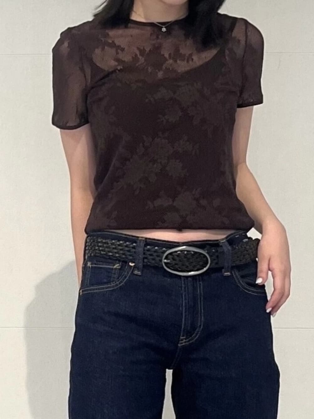 ブラウン系のTシャツ/カットソー、ブルー系のデニムパンツ、ブラック系のベルトを着用したレディースの夏コーディネートの3枚目の写真