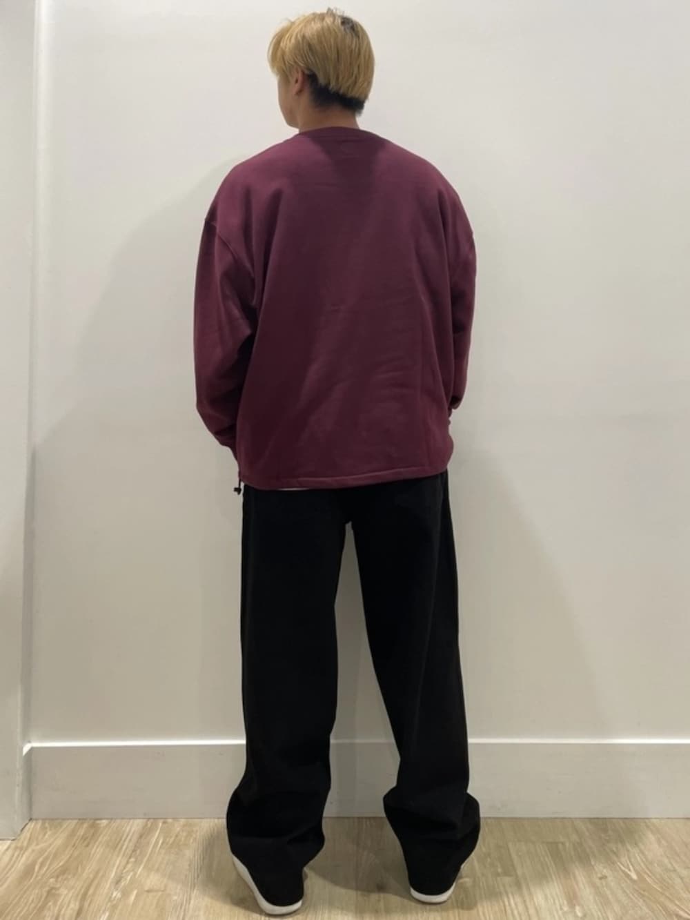 ブラック系のデニムパンツ、レッド系のスウェット、ホワイト系のTシャツ/カットソーを着用したメンズの秋コーディネートの2枚目の写真