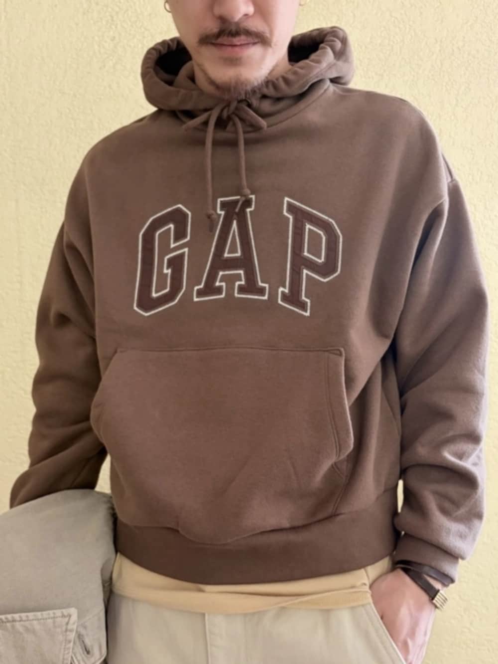 ベージュ系のTシャツ/カットソー、ベージュ系のその他パンツ、ブラウン系のパーカーを着用したメンズの春コーディネートの3枚目の写真