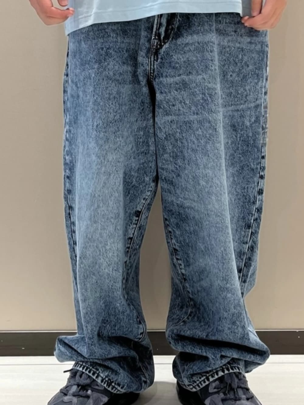 ブルー系のTシャツ/カットソー、ブルー系のデニムパンツを着用したメンズの春コーディネートの4枚目の写真