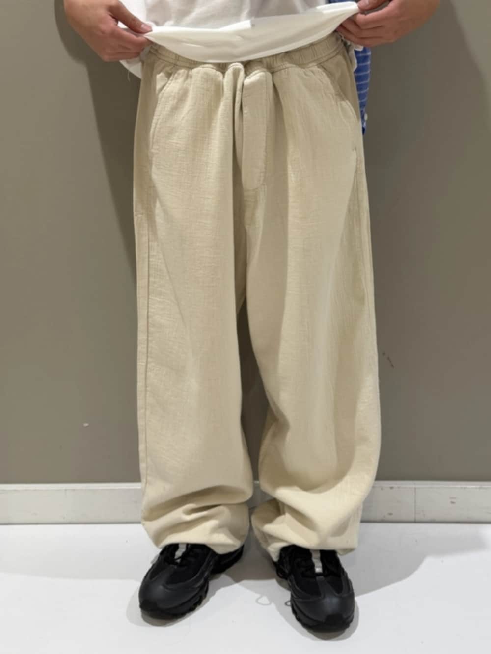 ブルー系のシャツ/ブラウス、ベージュ系のその他パンツ、ホワイト系のTシャツ/カットソーを着用したメンズの夏コーディネートの3枚目の写真