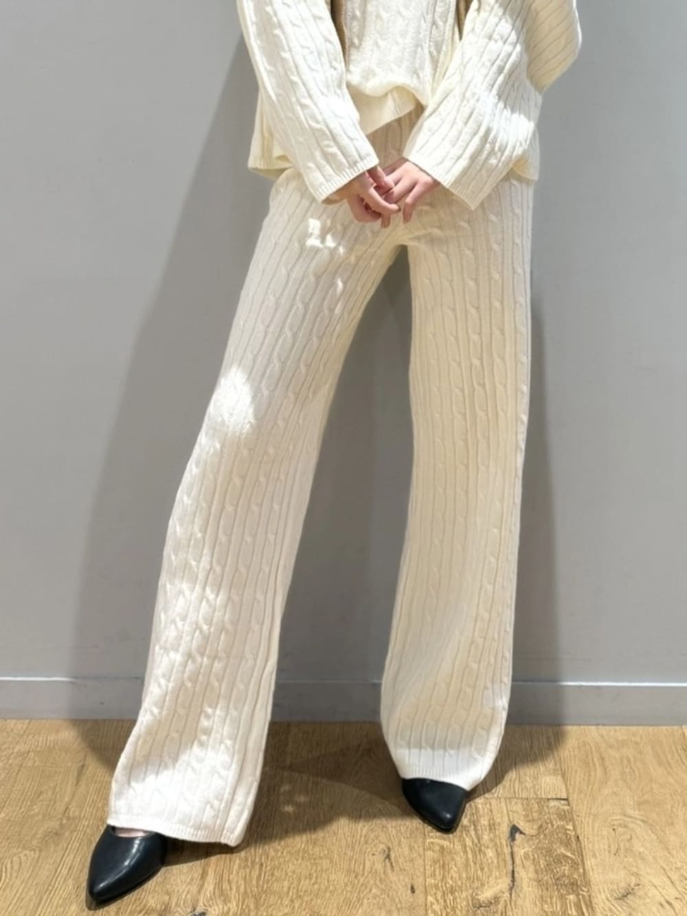 イエロー系のカーディガン/ボレロ、ホワイト系のニット/セーター、ホワイト系のその他パンツを着用したレディースの秋コーディネートの4枚目の写真