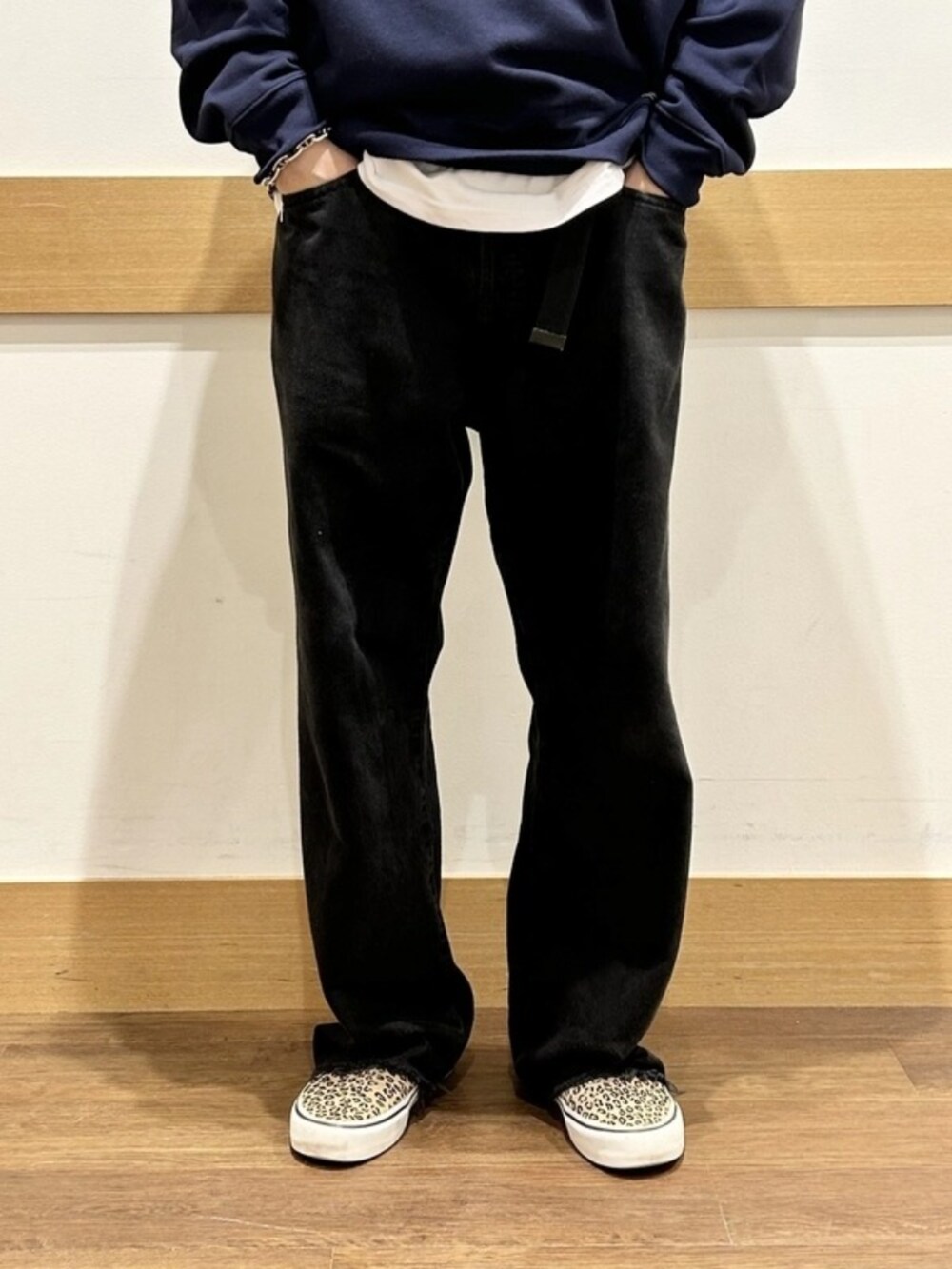 ホワイト系のTシャツ/カットソー、ブルー系のスウェット、ブラック系のデニムパンツを着用したメンズの秋コーディネートの4枚目の写真