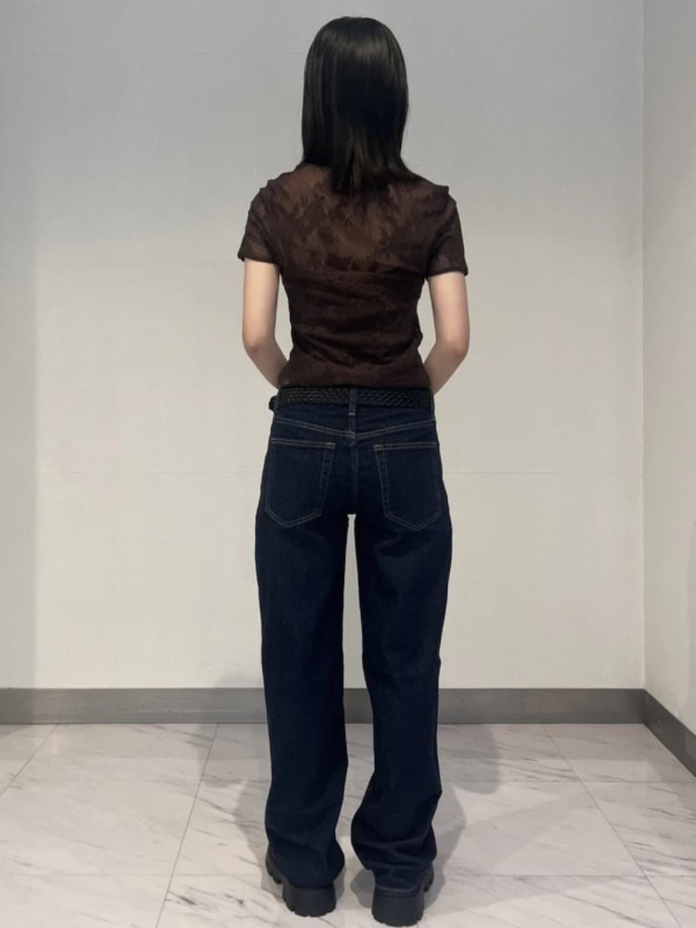 ブラウン系のTシャツ/カットソー、ブルー系のデニムパンツ、ブラック系のベルトを着用したレディースの夏コーディネートの2枚目の写真