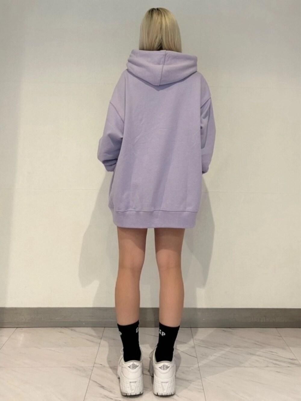 パープル系のパーカー、ブルー系のソックス/靴下を着用したレディースの秋コーディネートの2枚目の写真