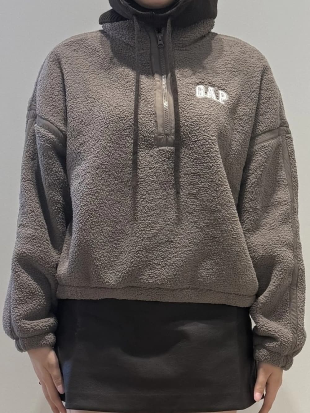 ブラウン系のスウェット、ブラウン系のスカート、ブラウン系のニットキャップ/ビーニーを着用したレディースの秋コーディネートの3枚目の写真