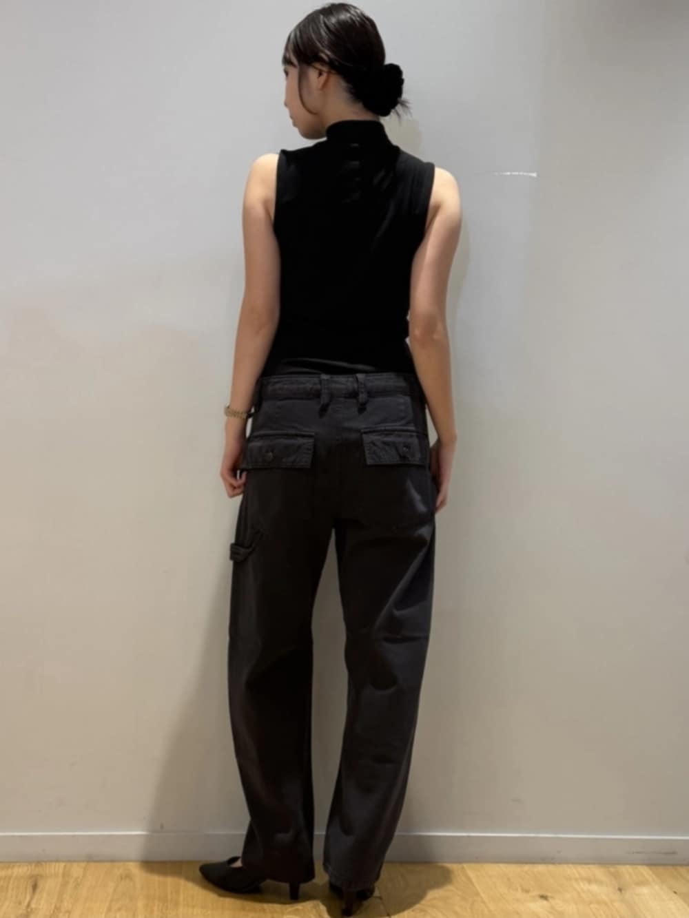 ブラック系のTシャツ/カットソー、ブラック系のその他パンツを着用したレディースの秋コーディネートの2枚目の写真