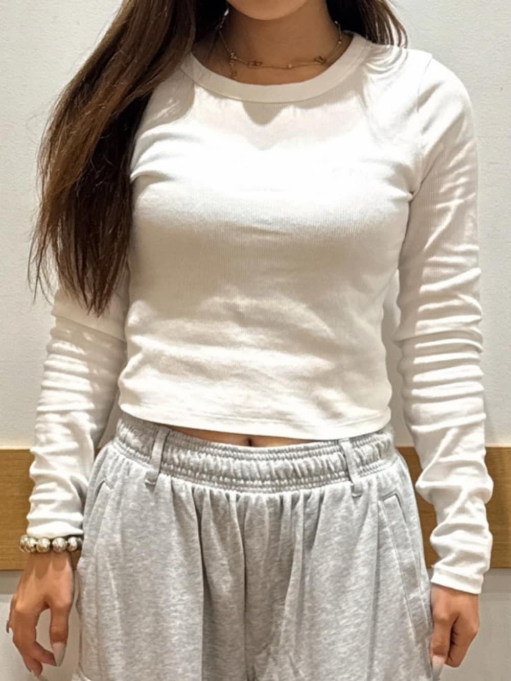 ホワイト系のTシャツ/カットソー、グレー系のスウェットパンツを着用したレディースの秋コーディネートの3枚目の写真
