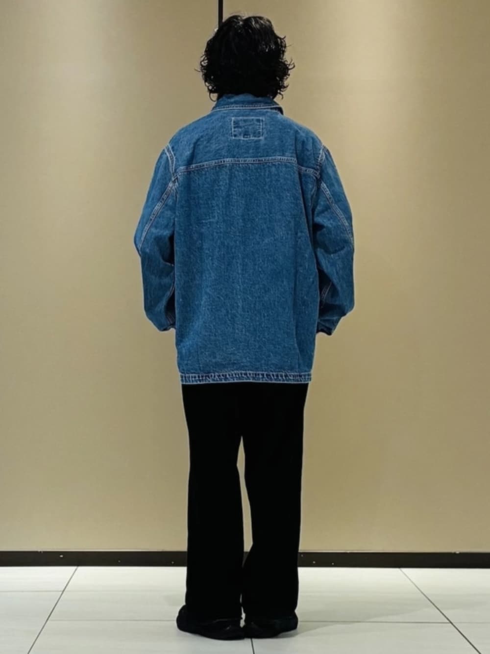 ブルー系のデニムジャケット、ブルー系のTシャツ/カットソー、ブラック系のデニムパンツを着用したメンズの春コーディネートの2枚目の写真