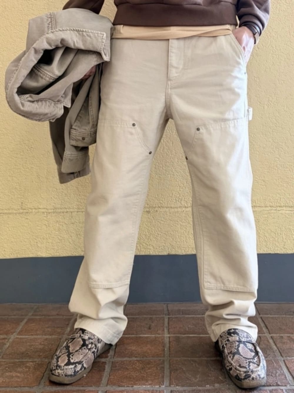 ベージュ系のTシャツ/カットソー、ベージュ系のその他パンツ、ブラウン系のパーカーを着用したメンズの春コーディネートの4枚目の写真