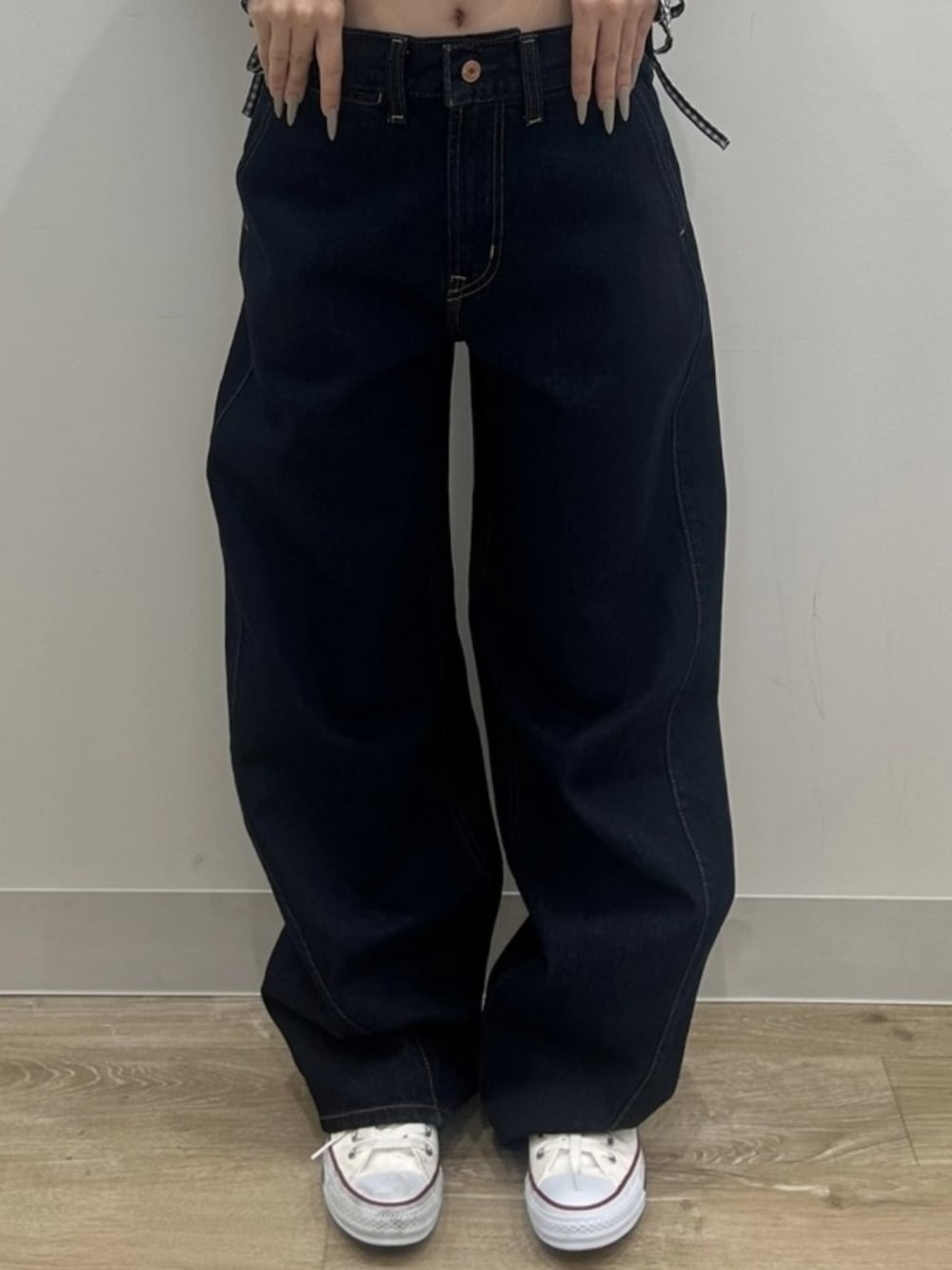 ホワイト系のTシャツ/カットソー、ブラック系のシャツ/ブラウス、ブルー系のデニムパンツを着用したレディースの冬コーディネートの4枚目の写真