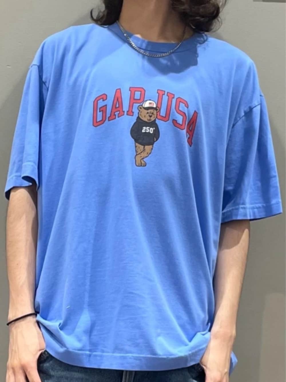 ブルー系のTシャツ/カットソー、ブルー系のデニムパンツを着用したメンズの春コーディネートの2枚目の写真