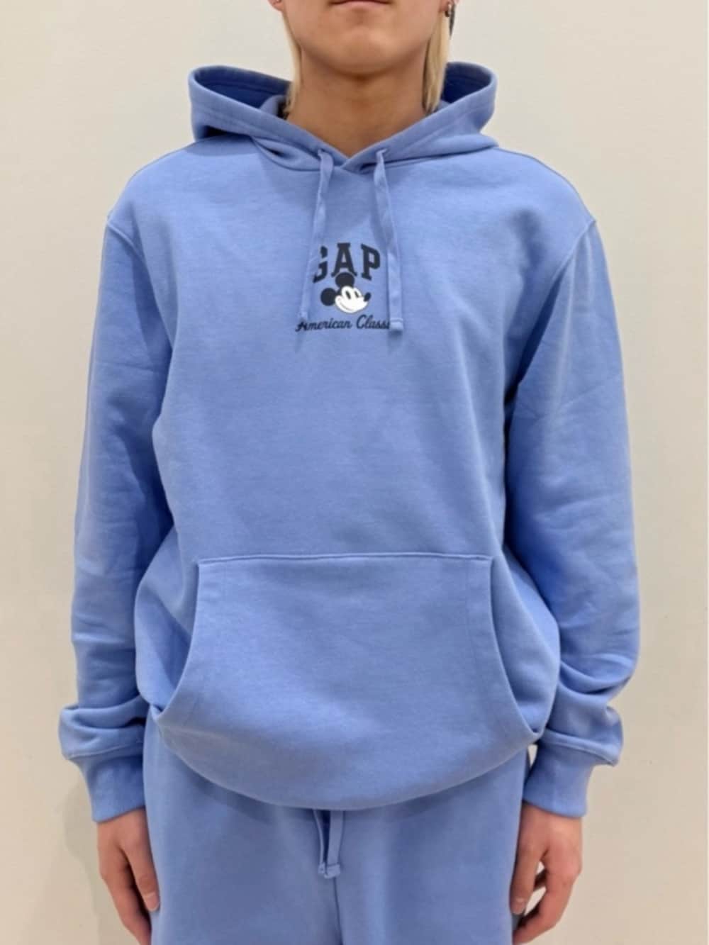 ブルー系のその他パンツ、ブルー系のパーカーを着用したメンズの春コーディネートの3枚目の写真