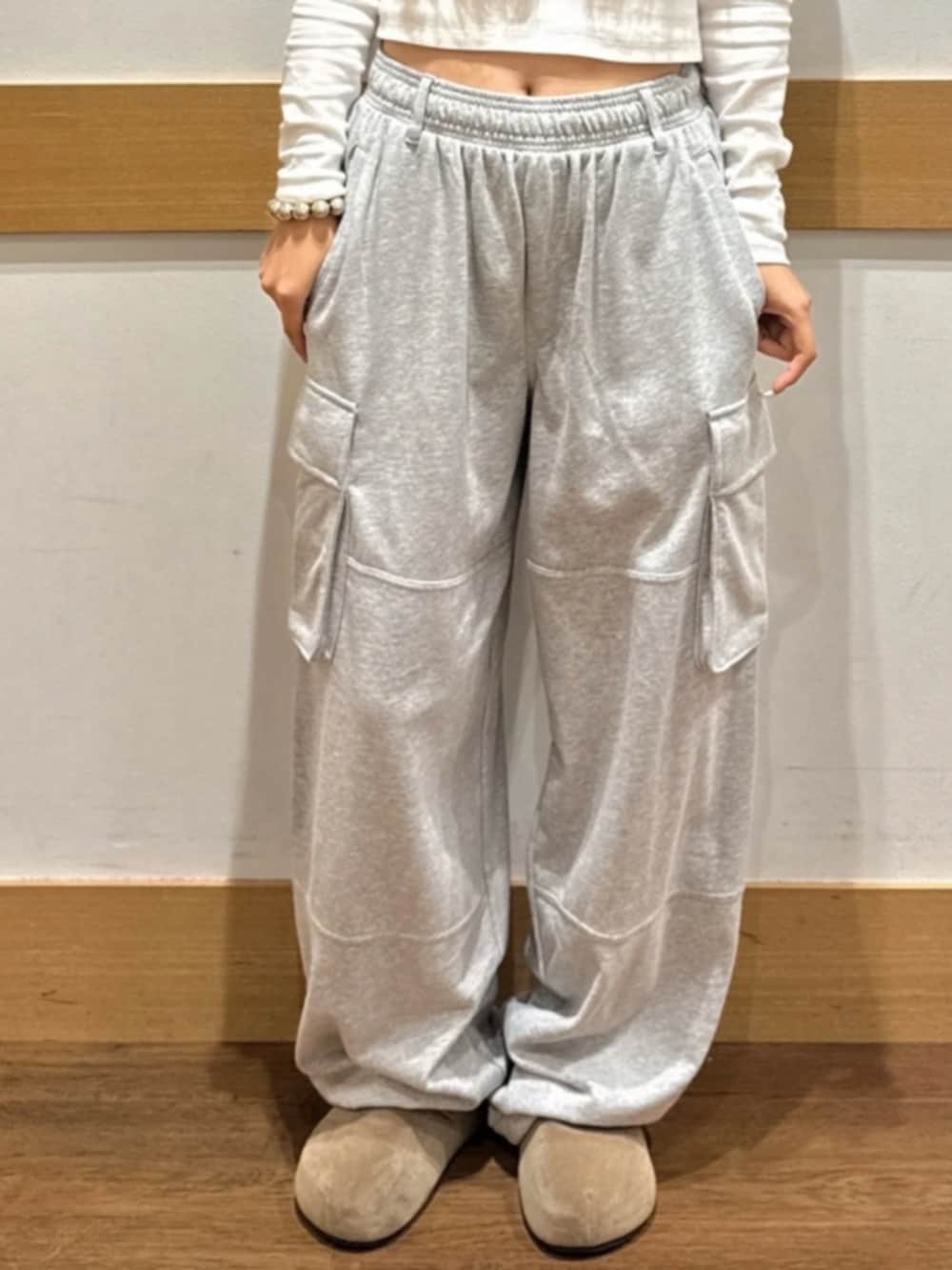 ホワイト系のTシャツ/カットソー、グレー系のスウェットパンツを着用したレディースの秋コーディネートの4枚目の写真