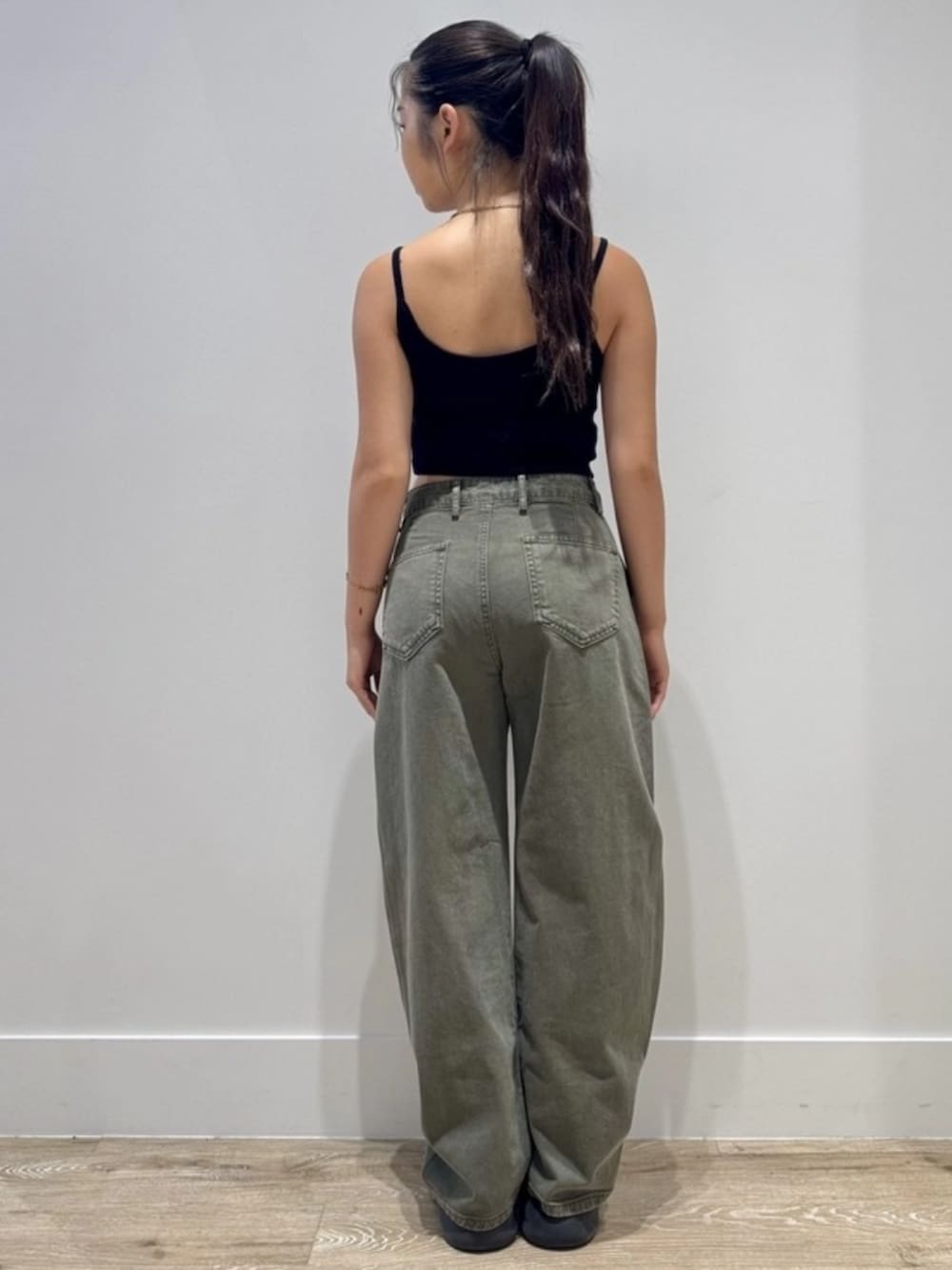 ブラック系のニット/セーター、グリーン系のその他パンツを着用したレディースの夏コーディネートの2枚目の写真