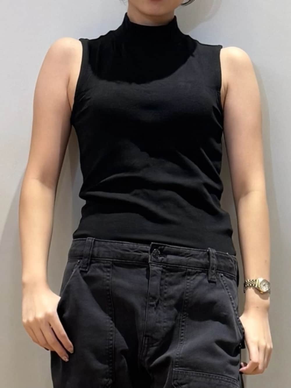 ブラック系のTシャツ/カットソー、ブラック系のその他パンツを着用したレディースの秋コーディネートの3枚目の写真
