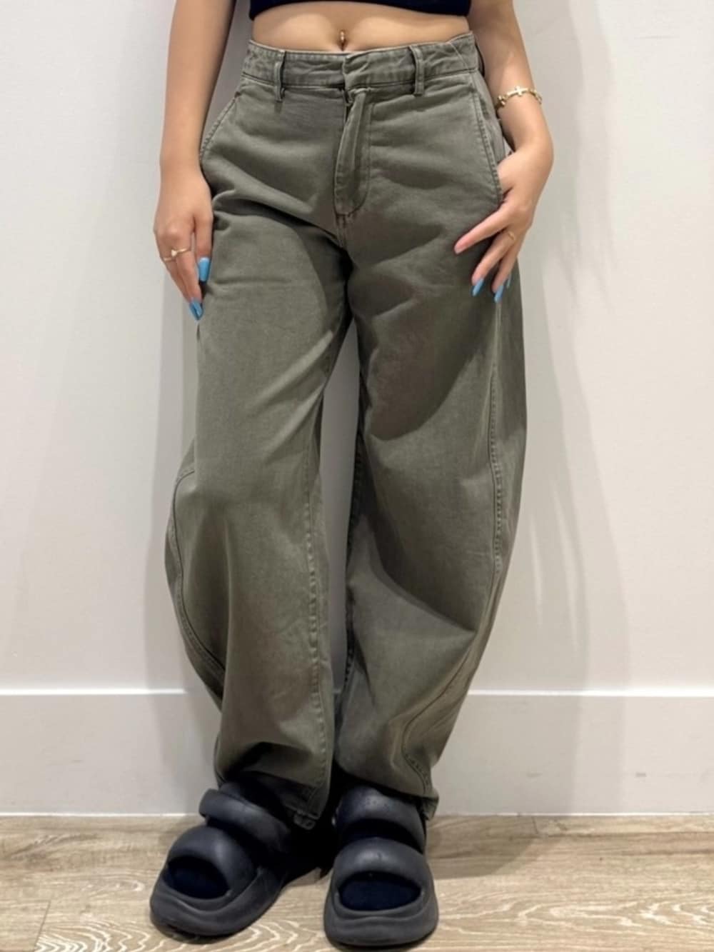 ブラック系のニット/セーター、グリーン系のその他パンツを着用したレディースの夏コーディネートの3枚目の写真