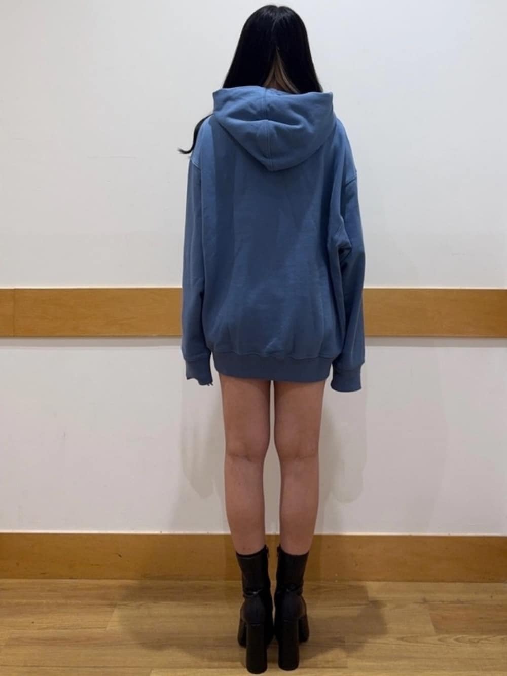 ブルー系のパーカーを着用したレディースの夏コーディネートの2枚目の写真