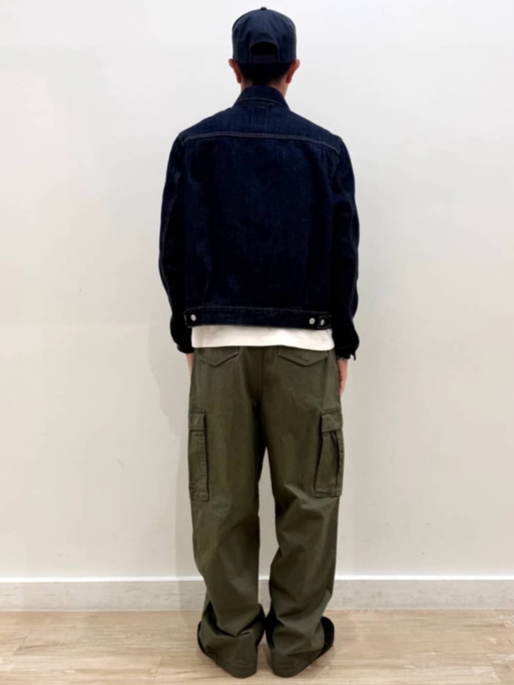 ブルー系のデニムジャケット、ホワイト系のTシャツ/カットソー、グリーン系のその他パンツを着用したメンズの秋コーディネートの2枚目の写真