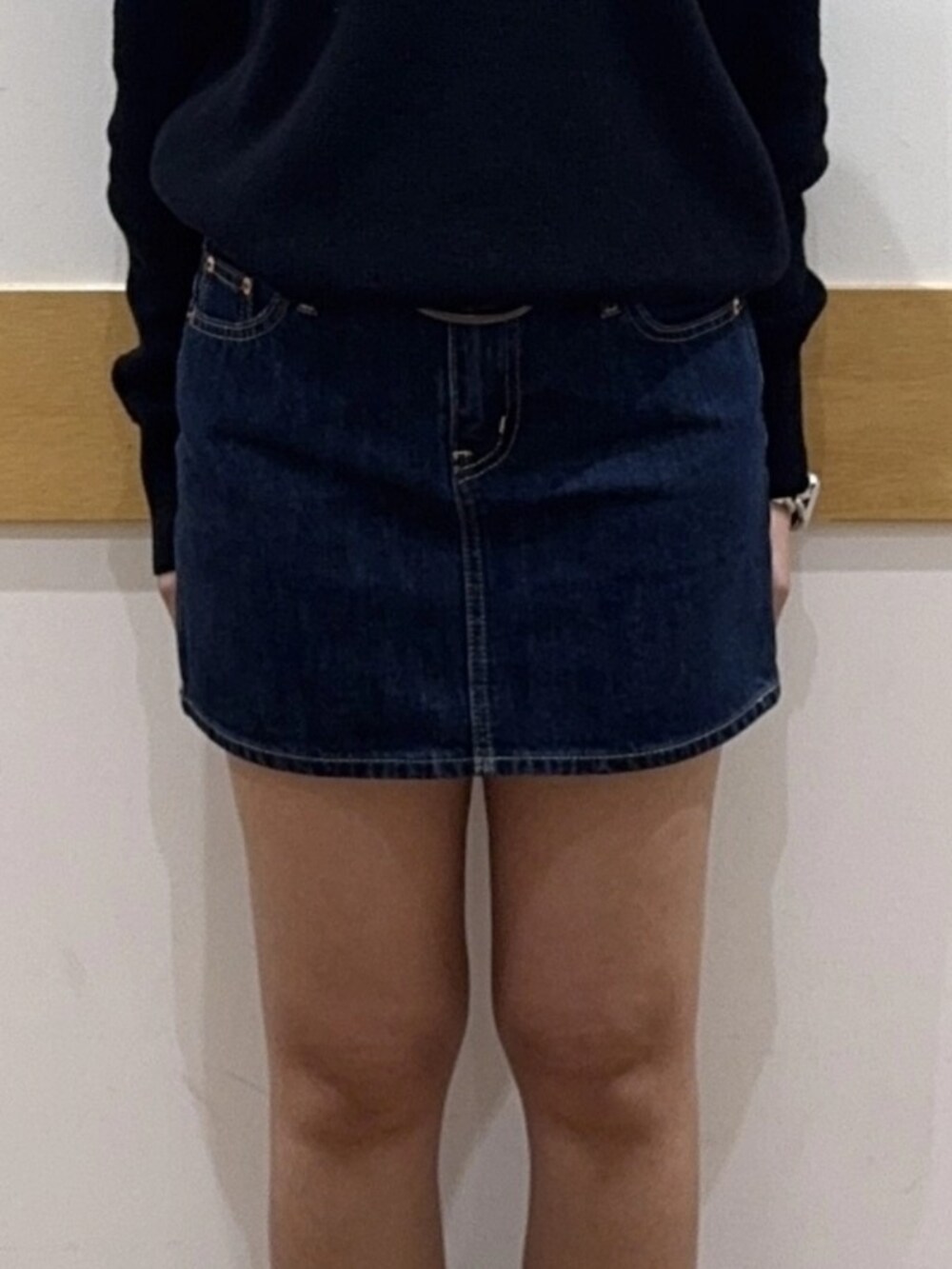 ブルー系のデニムスカート、ブラック系のニット/セーターを着用したレディースの夏コーディネートの4枚目の写真