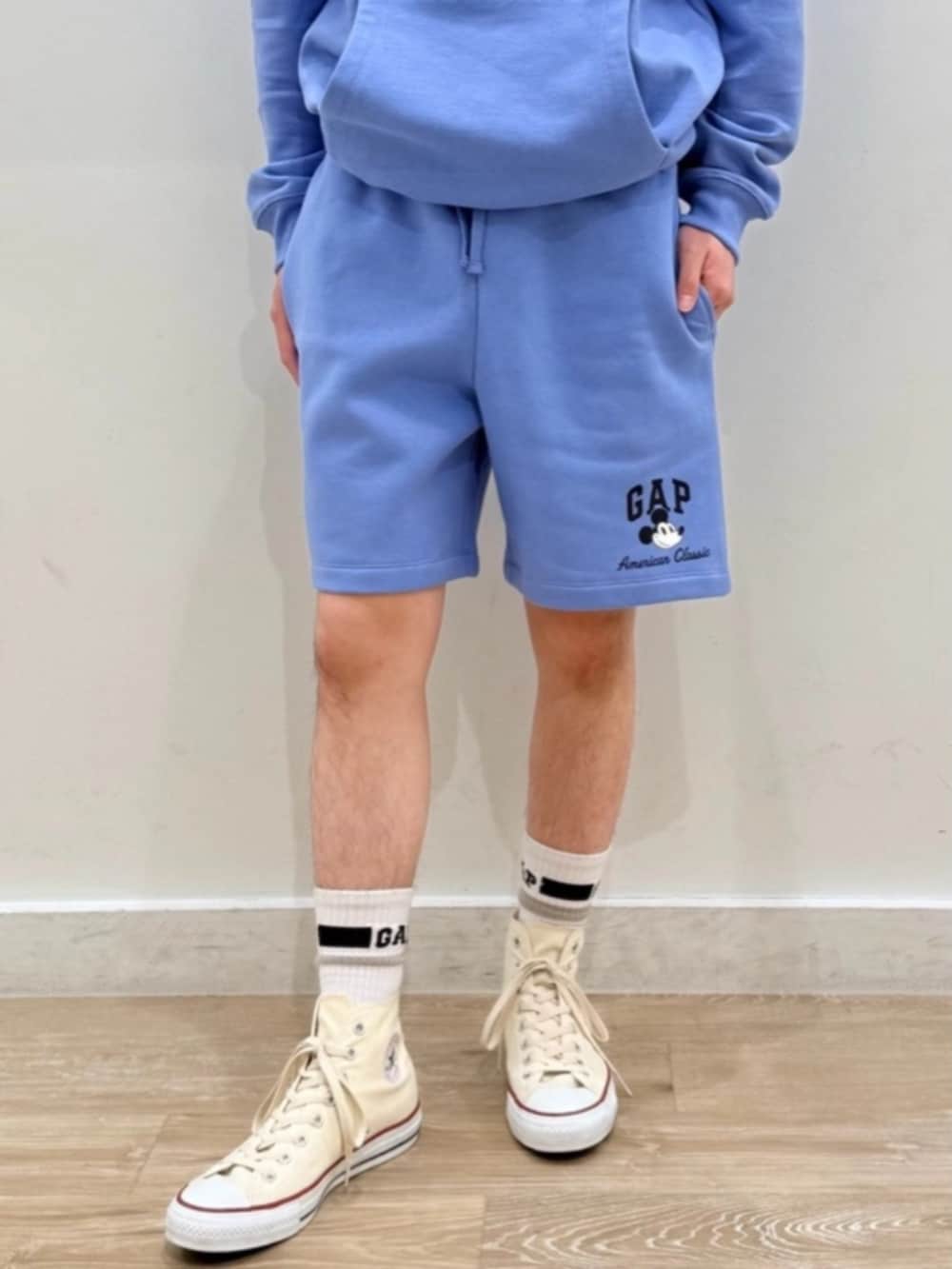 ブルー系のその他パンツ、ブルー系のパーカーを着用したメンズの春コーディネートの4枚目の写真