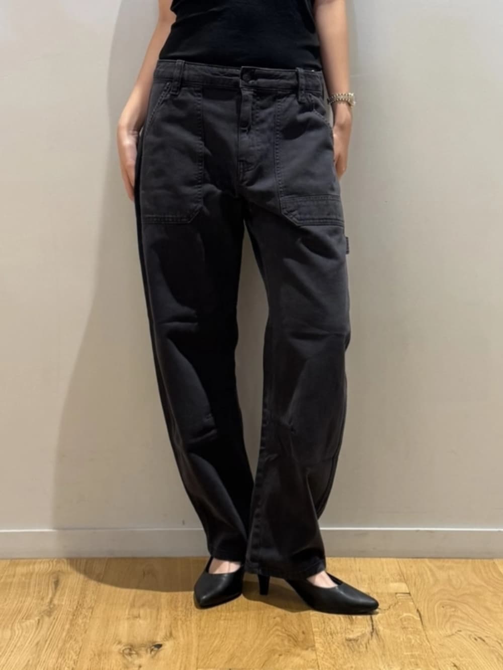 ブラック系のTシャツ/カットソー、ブラック系のその他パンツを着用したレディースの秋コーディネートの4枚目の写真