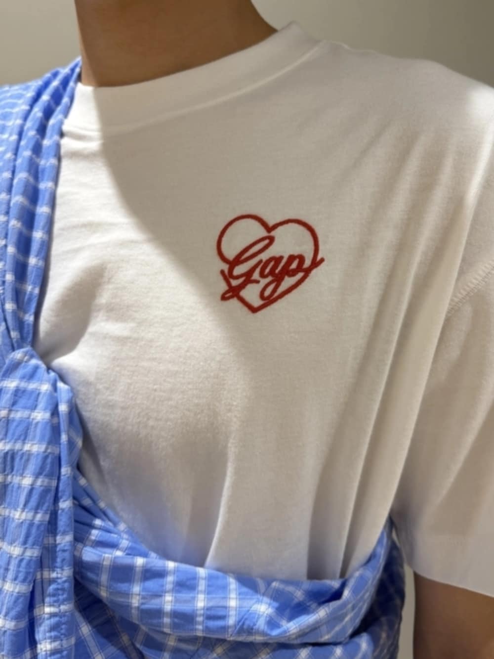 ブルー系のシャツ/ブラウス、ベージュ系のその他パンツ、ホワイト系のTシャツ/カットソーを着用したメンズの夏コーディネートの2枚目の写真