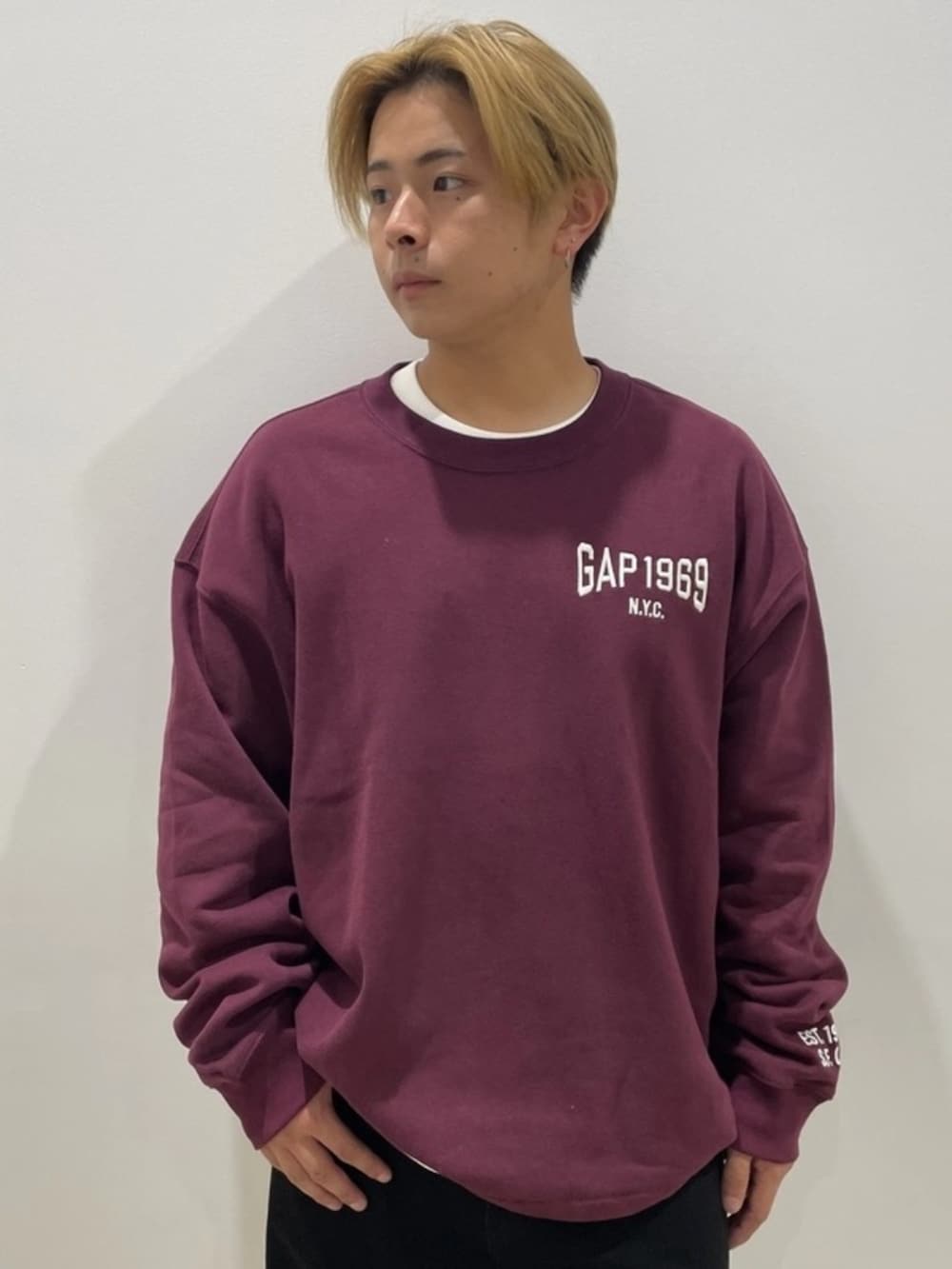 ブラック系のデニムパンツ、レッド系のスウェット、ホワイト系のTシャツ/カットソーを着用したメンズの秋コーディネートの3枚目の写真