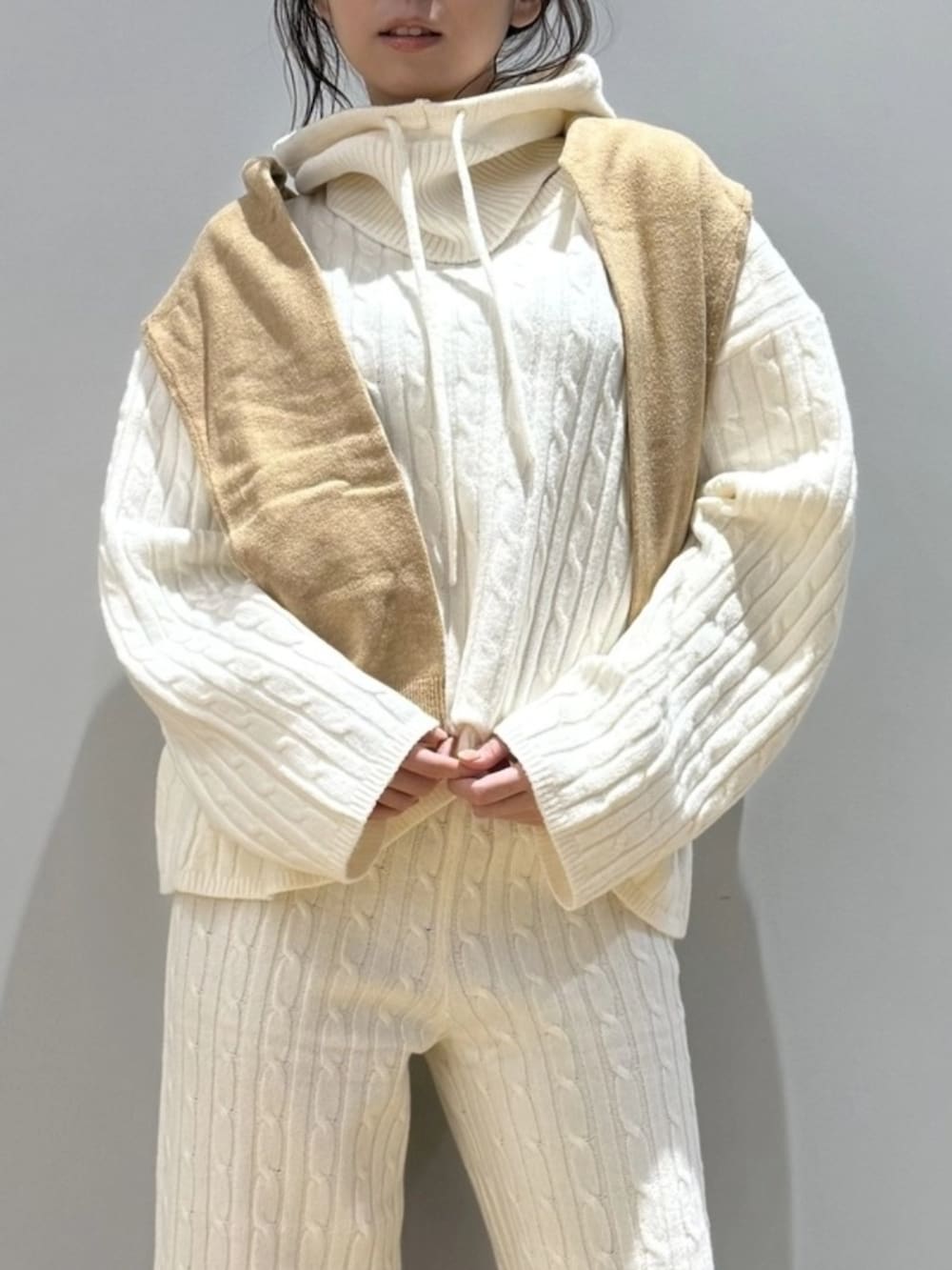 イエロー系のカーディガン/ボレロ、ホワイト系のニット/セーター、ホワイト系のその他パンツを着用したレディースの秋コーディネートの3枚目の写真