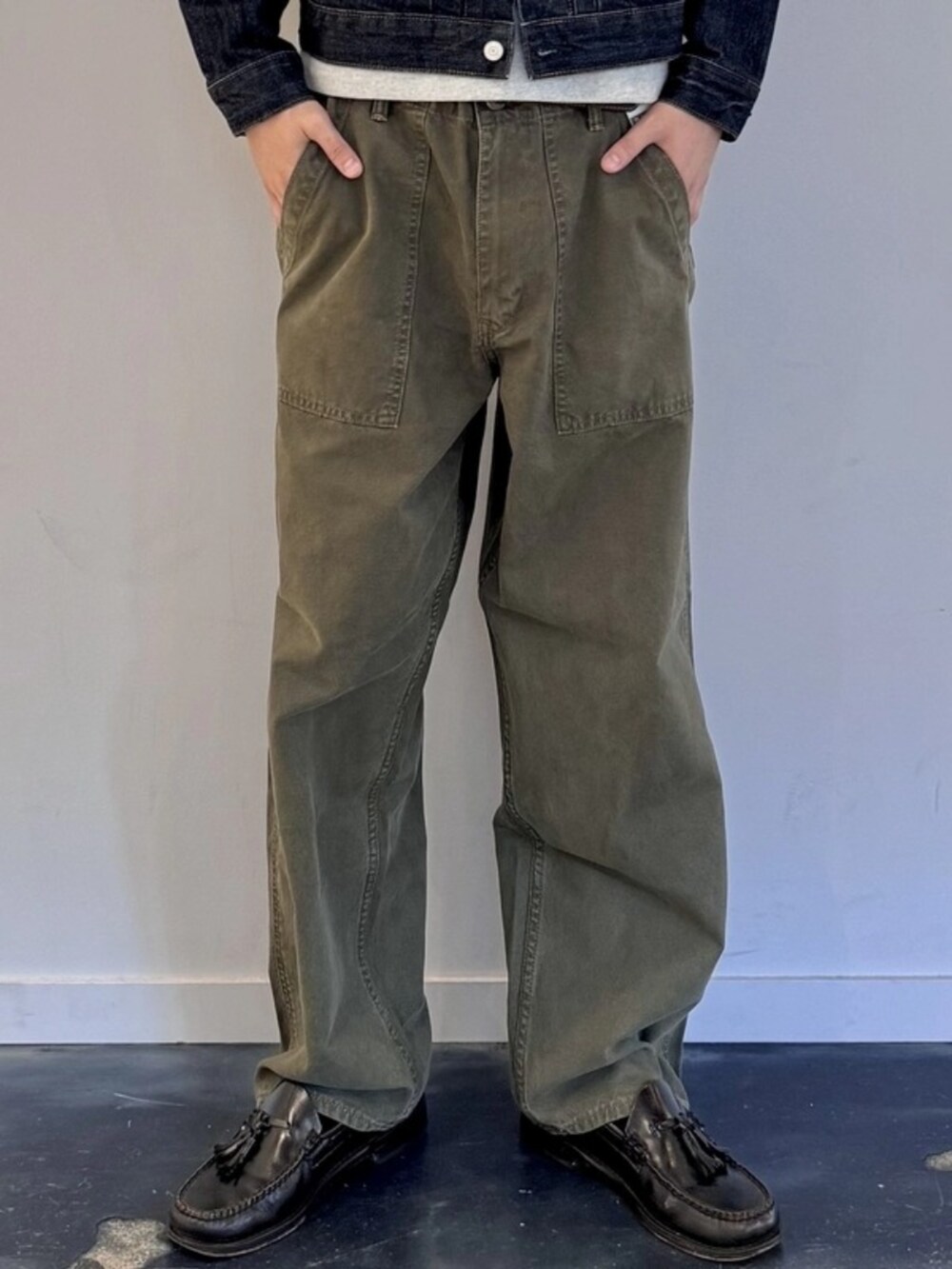 ブルー系のデニムジャケット、グリーン系のデニムパンツ、グレー系のTシャツ/カットソーを着用したメンズの秋コーディネートの4枚目の写真