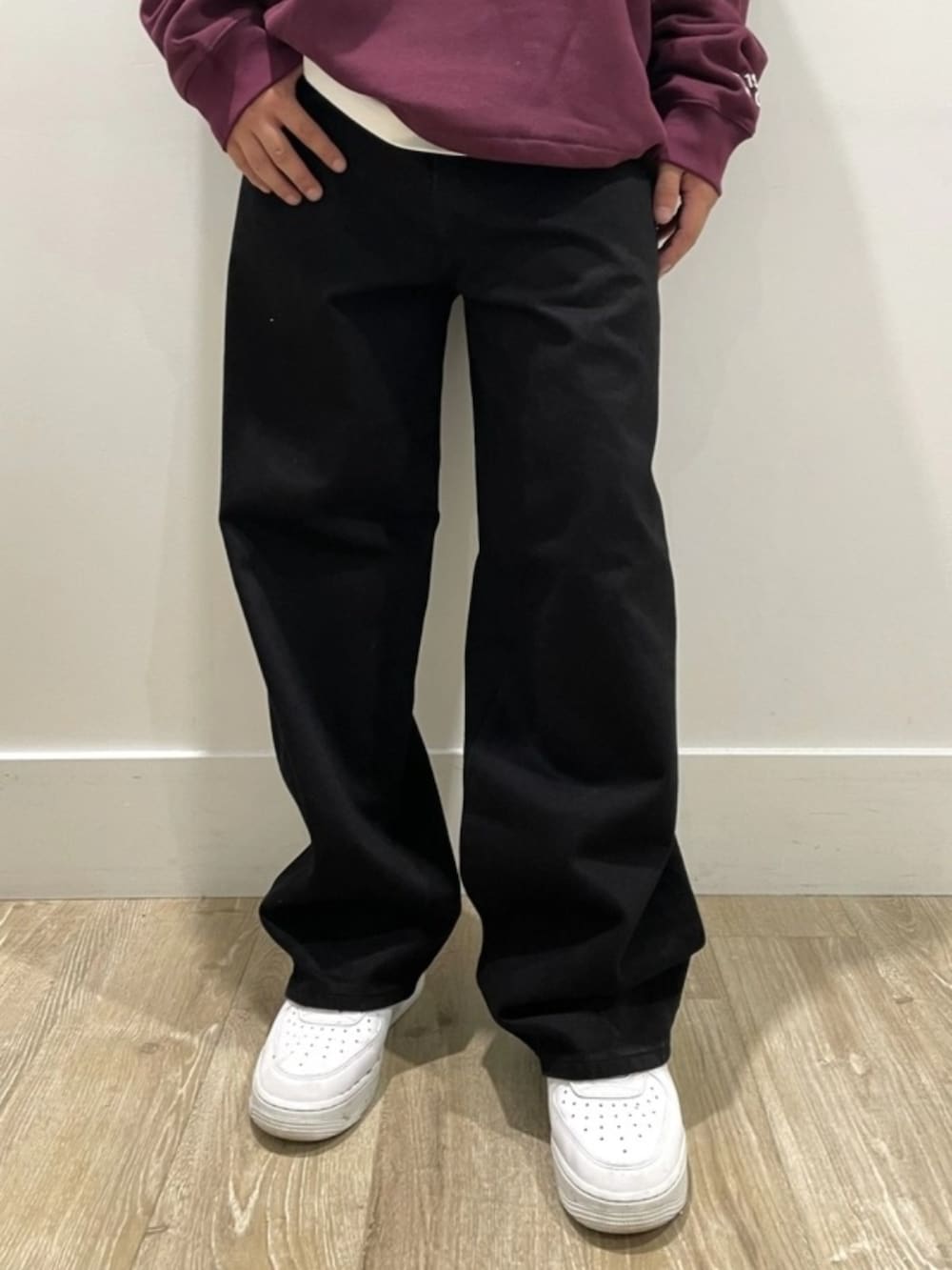 ブラック系のデニムパンツ、レッド系のスウェット、ホワイト系のTシャツ/カットソーを着用したメンズの秋コーディネートの4枚目の写真