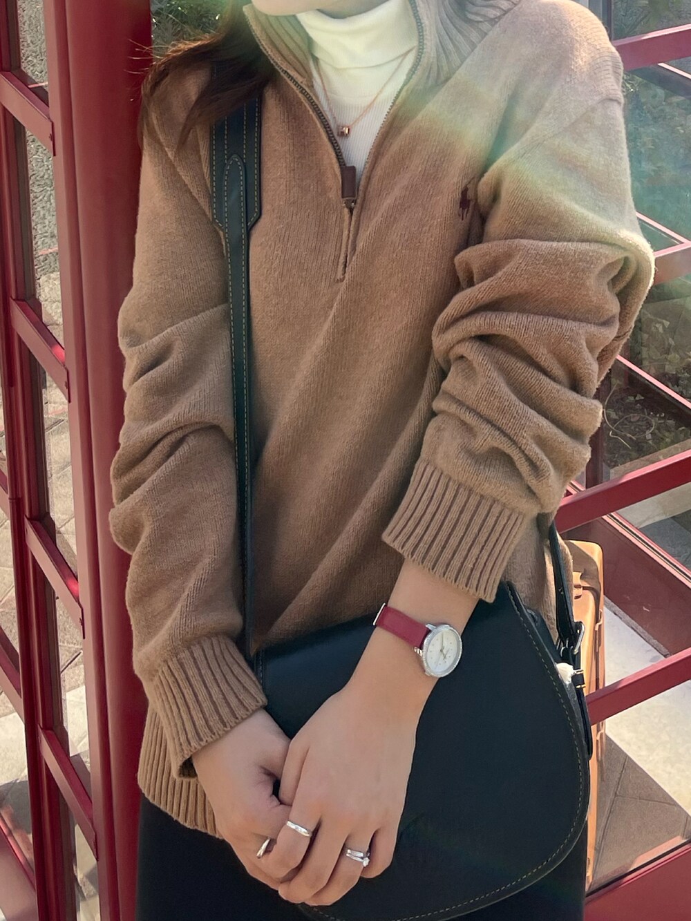 ベージュ系のニット/セーター、ブラック系のスカート、ブラック系のその他シューズを着用したレディースの秋コーディネートの2枚目の写真