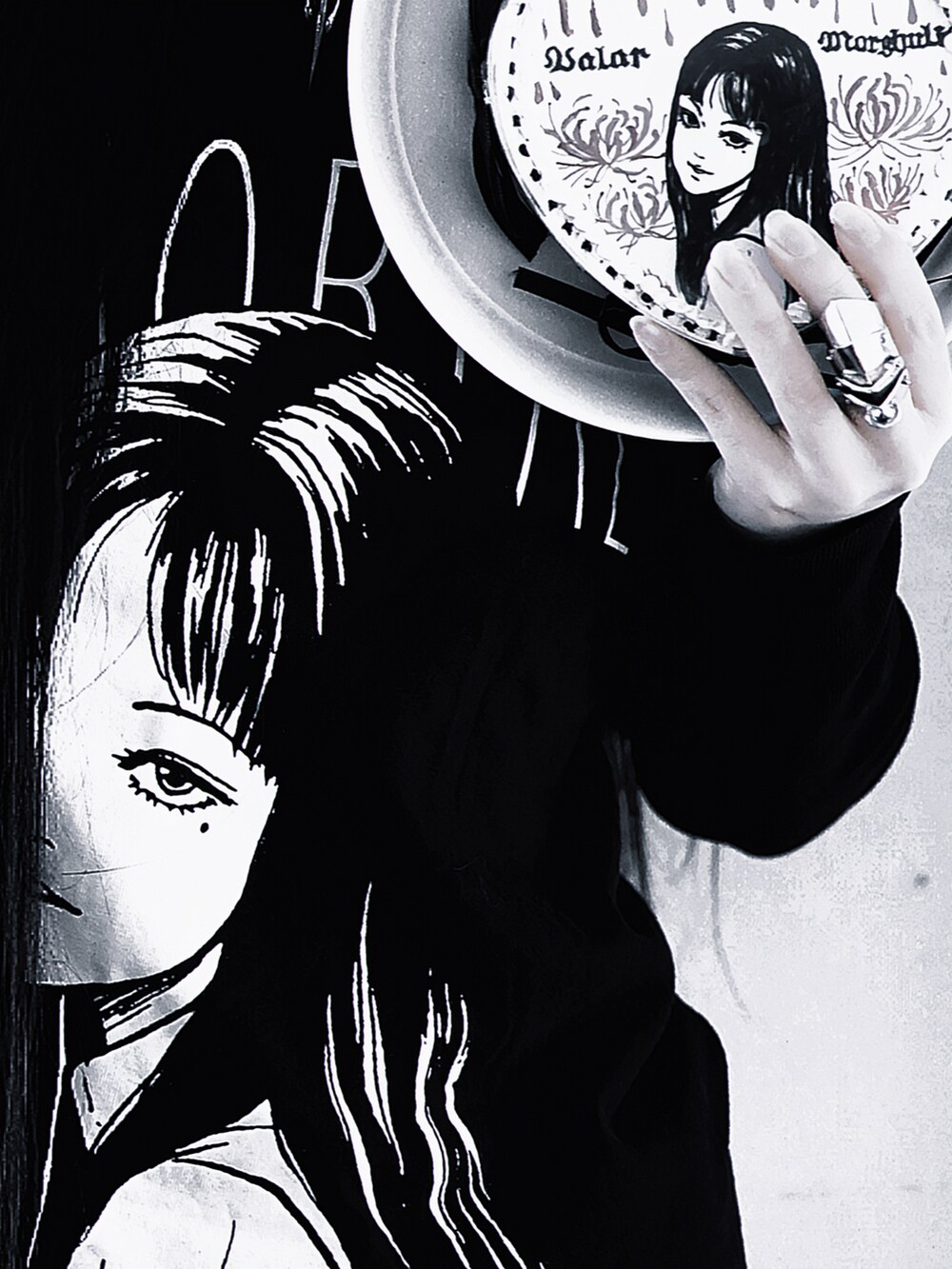 ブラック系のTシャツ/カットソー、シルバー系のリング、シルバー系のチョーカーを着用したレディースの冬コーディネートの3枚目の写真