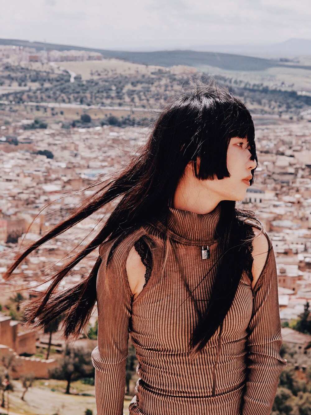 ブラウン系のワンピース/ドレス、ベージュ系のバックパック/リュック、ブラック系のその他を着用したレディースの春コーディネートの3枚目の写真