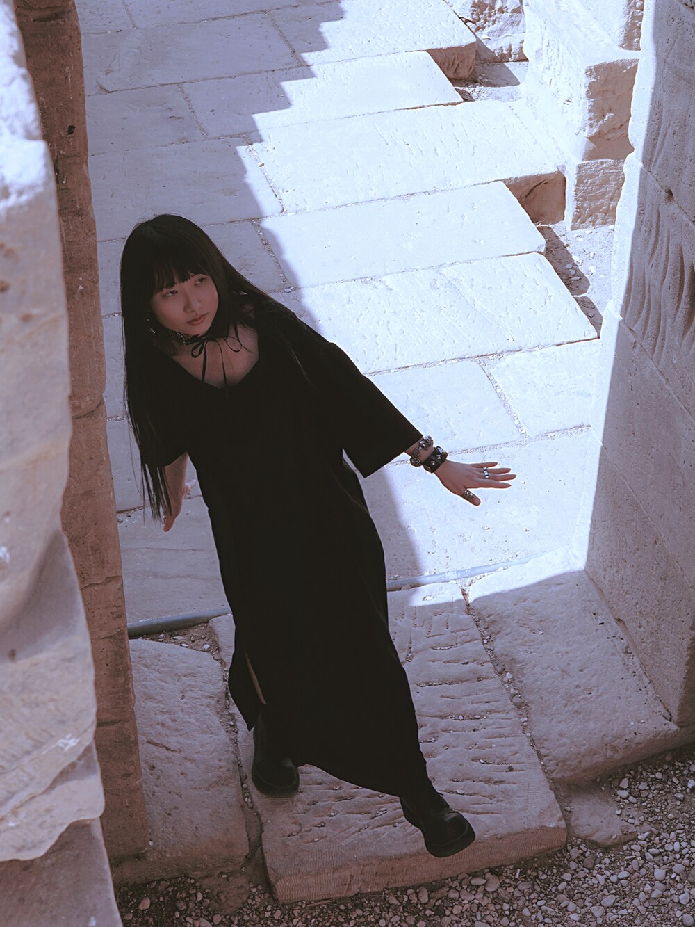 ブラック系のワンピース/ドレス、シルバー系のその他、ブラック系のその他を着用したレディースの冬コーディネートの2枚目の写真