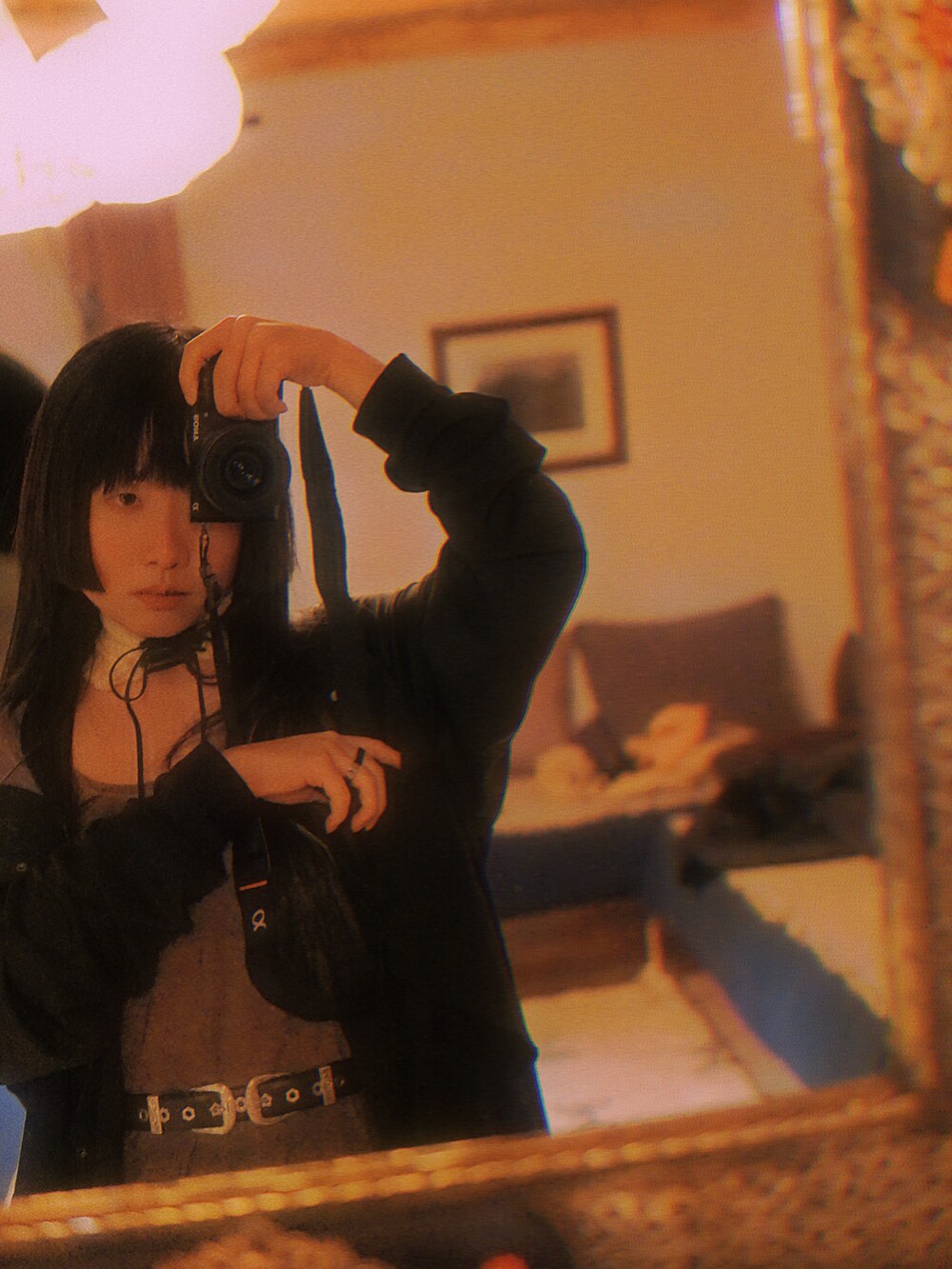 ブラウン系のTシャツ/カットソー、ブラウン系のスカート、ブラック系のシャツ/ブラウスを着用したレディースの春コーディネートの2枚目の写真